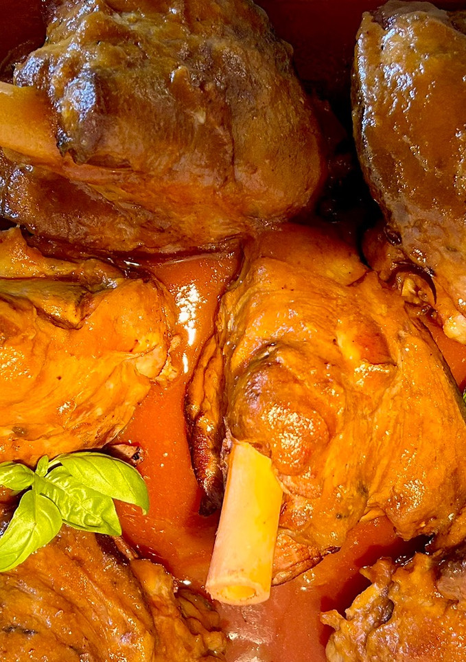 Una foto de Jarretes de cordero (souris d’agneau) con arroz perfumado a la cúrcuma