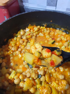 Una foto de Curry de garbanzos y gambas