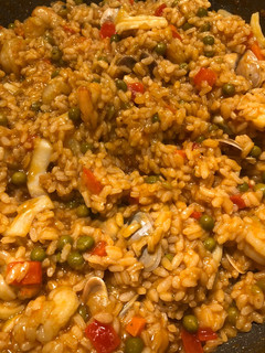 Una foto de Paella de marisco a mi manera