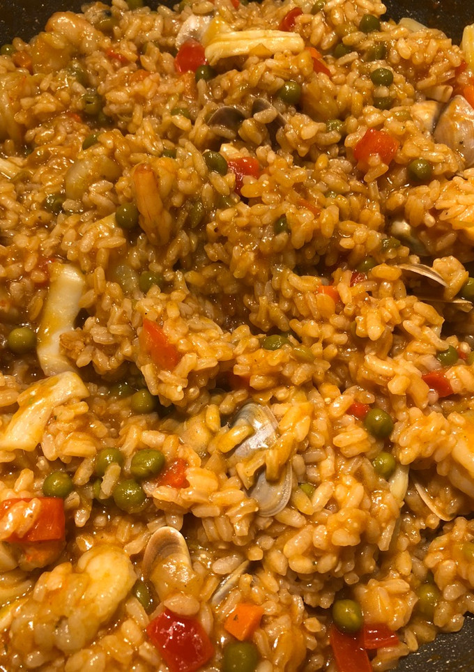 Una foto de Paella de marisco a mi manera