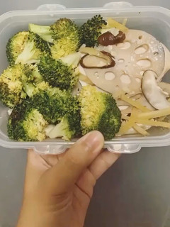 A picture of Steamed ginger chicken with sesame oil.