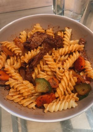 牛肉炒時蔬佐義大利麵 的食譜成品照片