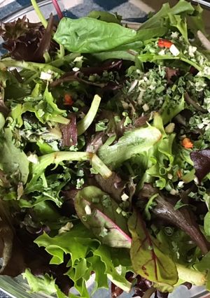 Une photo de Salade de jeunes pousses aux fines herbes