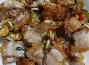 Hình của món (NCKD) Ba chỉ quay giòn bì lắc sả tắc.