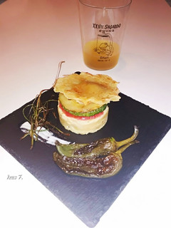Una foto de Tortilla de patatas con tomate, calabacín y queso