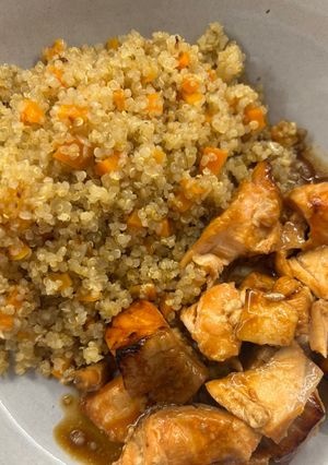 Una foto de Salmon teriyaki con quinoa