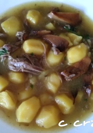 Una foto de Patatas con níscalos y espinazo de cerdo