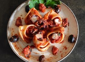 Foto di Conchiglioni con ragù di polipo e olive nere