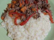 Una foto de arroz con caballa