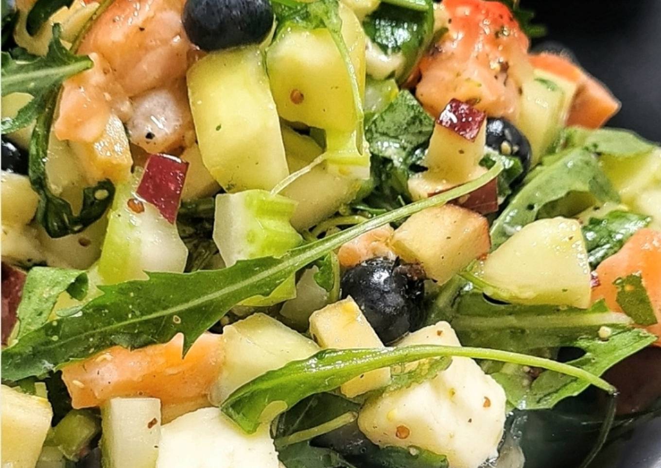Ensalada con pepino, salmón marinado y arándanos
