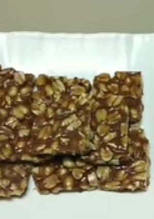 સીગદાણા ની ચીકી (Singdana Chiki Recipe In Gujarati) રેસીપી મુખ્ય ફોટો