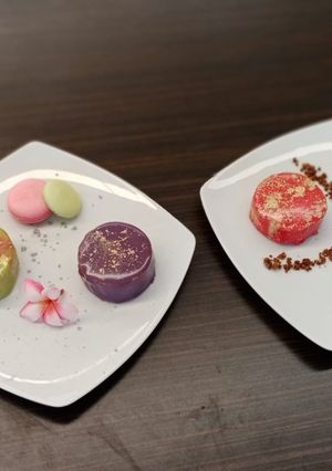 Una foto de Mousse con glaseado espejo y jelly