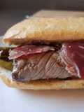 Bocata o sándwich de ternera, jamón serrano y pimientos