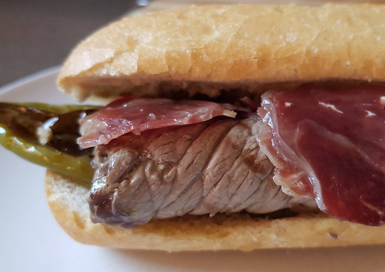 Bocata o sándwich de ternera, jamón serrano y pimientos Receta de Arantxabrujilla Bocata o sándwich de ternera, jamón serrano y pimientos Receta de Arantxabrujilla