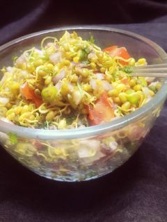 मिक्स स्प्राऊड सलाड (mix sprouts salad recipe in marathi) रेसिपी चे मुख्य फोटो
