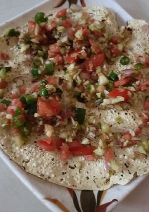 A picture of Bhel on papad.