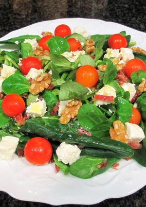 Foto principal de Ensalada de espinaca, canónigos, feta, cherry y jamón curado