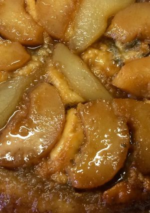 Una foto de Tarte tatin de membrillos y queso azul