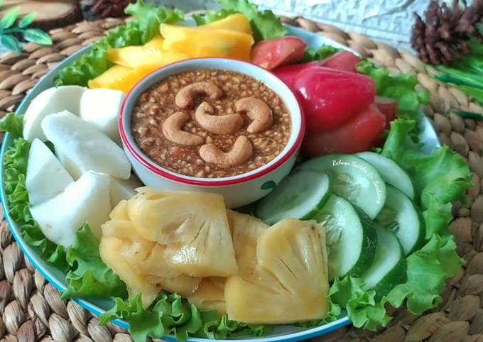 Cara Gampang Menyiapkan Rujak Buah Kacang Mede, Enak Banget