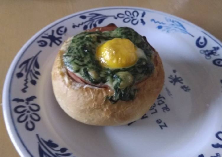 Creamed spinach and egg bread bowl Creamed spinach and egg bread bowl