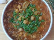 Une photo de soupe tomate