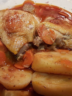 Foto principal de Pollo guisado a la bolsa con patatas, zanahorias y cebollas