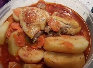 Foto principal de Pollo guisado a la bolsa con patatas, zanahorias y cebollas
