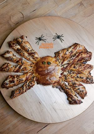 Une photo de 🕷️ Feuilleté à la tomate araignée (Halloween)