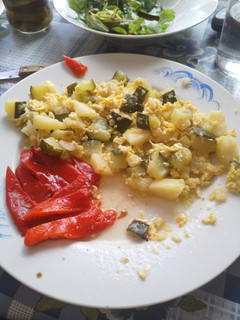 Una foto de Revuelto con calabacín y patatas