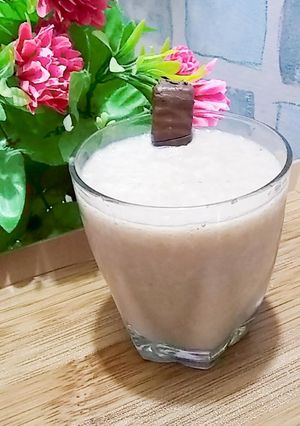 A picture of Chicku and banana milkshake.