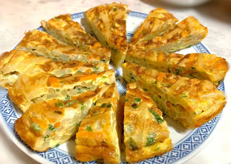 Cara Gampang Menyiapkan Omelet kentang wortel yang Enak Banget
