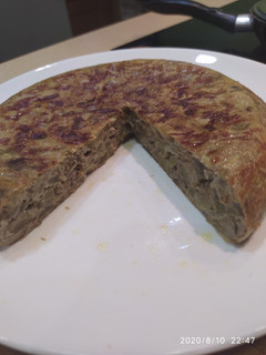 Una foto de Tortilla de calabacín, berenjena y cebolla
