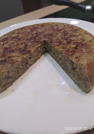 Una foto de Tortilla de calabacín, berenjena y cebolla