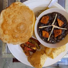 A picture of Bhature.