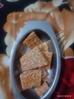 તલ ની ચીકી (Til Chikki Recipe In Gujarati) રેસીપી મુખ્ય ફોટો