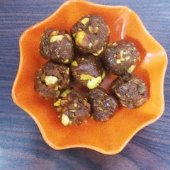 A picture of Dry fruits,gud,sonth ke laddu.