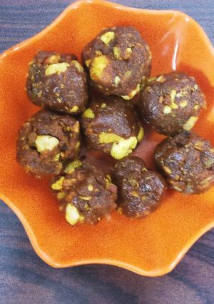 A picture of Dry fruits,gud,sonth ke laddu.