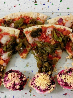 Una foto de Pizza vegetariana con pimientos fritos y huevos rellenos de remolacha
