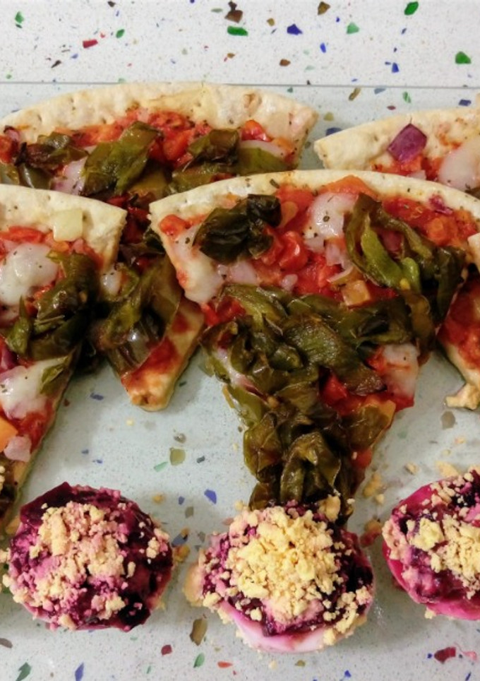 Una foto de Pizza vegetariana con pimientos fritos y huevos rellenos de remolacha