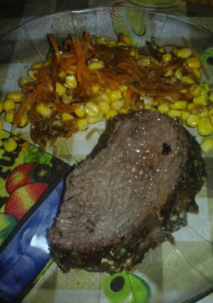 Una foto de Lomo con ensalada de zanahoria