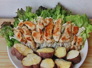 Hình của món Ức gà áp chảo cuộn rau nấm ăn kèm khoai lang (eat clean).