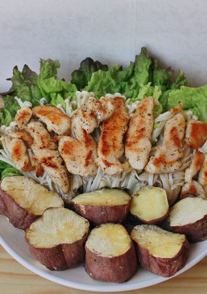 Hình của món Ức gà áp chảo cuộn rau nấm ăn kèm khoai lang (eat clean).