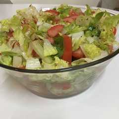 سلطة بسيطة بمكونين فقط 🍅🥗-レシピのメイン写真