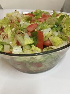 صورة لوصفة سلطة بسيطة بمكونين فقط 🍅🥗