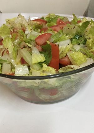 صورة لوصفة سلطة بسيطة بمكونين فقط 🍅🥗