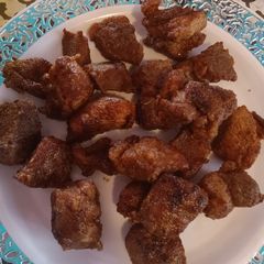 A picture of Fried pork pieces.