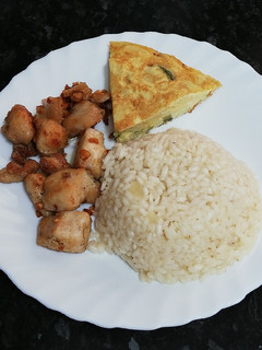 Una foto de Arroz blanco con pollo al ajillo