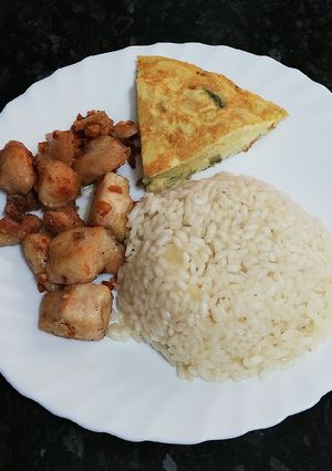 Una foto de Arroz blanco con pollo al ajillo