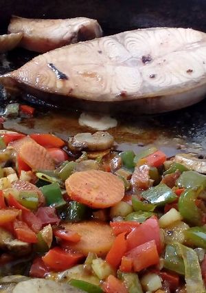 Una foto de Pescado de río al disco con vegetales y fideos de arroz