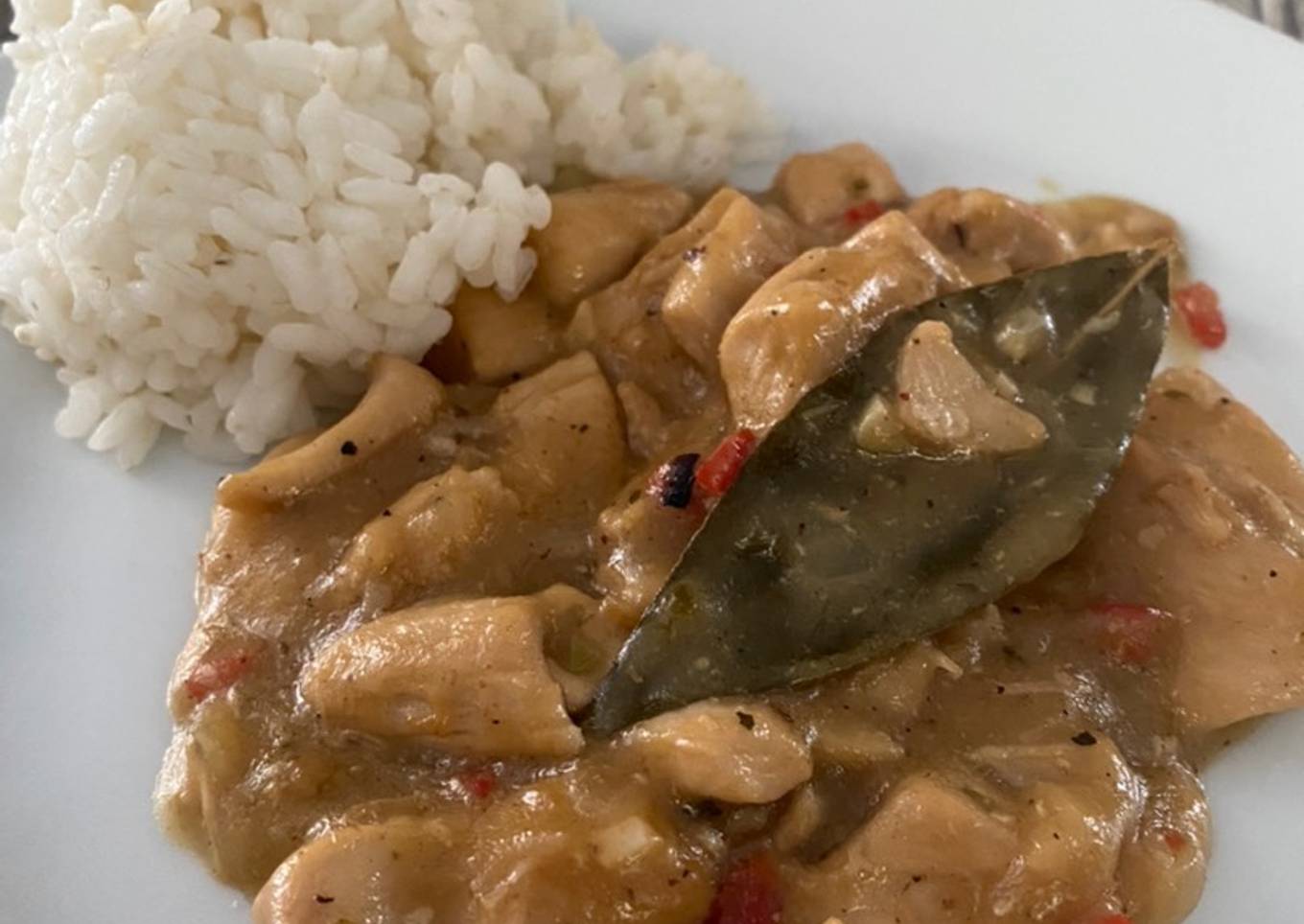 Pollo a la cerveza con arroz blanco